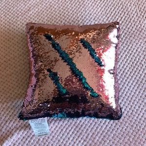 Color switching (pink/blue) sequence pillow